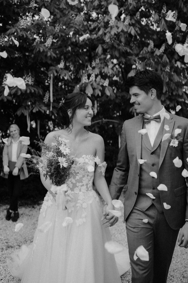 Hochzeitspaar_Bluetenblaetter_Trauung_Hochzeitsplanung_tanjabrandl.fotografie